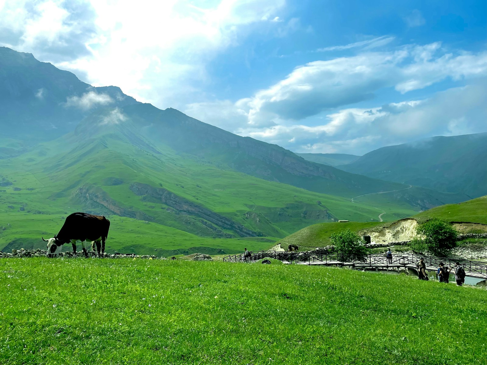 グサール地方の山あい。草地と遠くの集落