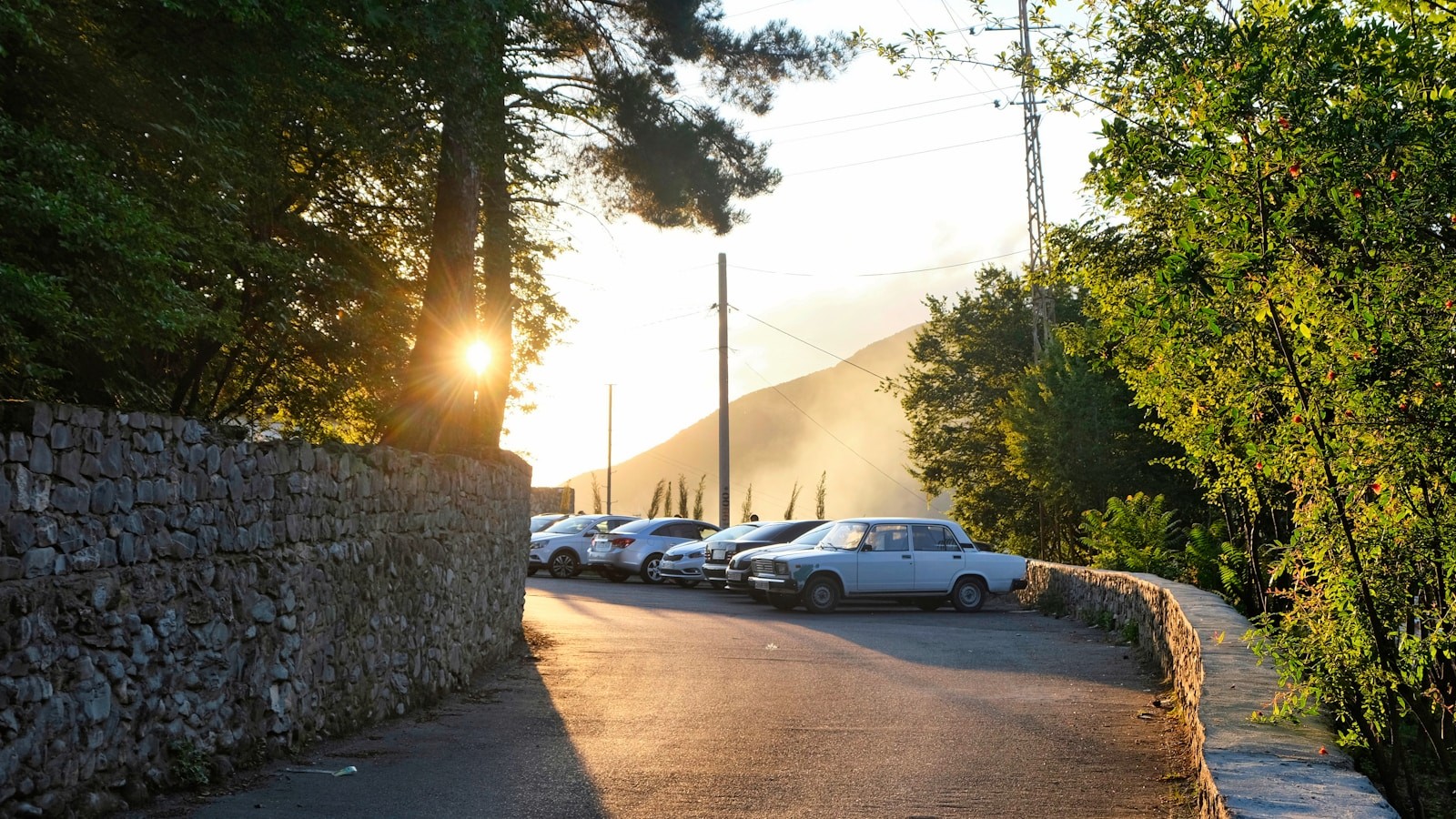 夕日が差す石垣沿いの坂道